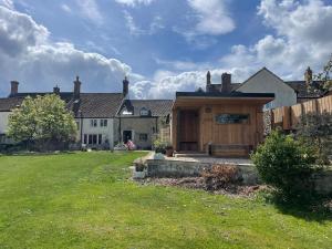 En have udenfor The Hideaway & Sauna at Ring O'Bells