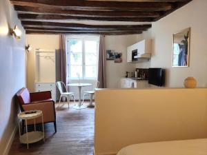 Televisyen dan/atau pusat hiburan di Large new studio, charming and quiet, historical center