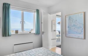 - une chambre avec un lit, une fenêtre et une carte dans l'établissement Gudhjem Søpark Lejl 22, à Gudhjem
