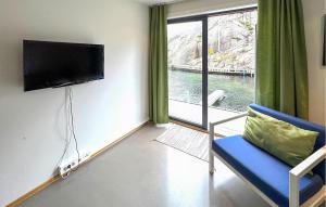 Μια τηλεόραση ή/και κέντρο ψυχαγωγίας στο Pet Friendly Apartment In Søgne