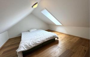 Ένα ή περισσότερα κρεβάτια σε δωμάτιο στο Pet Friendly Apartment In Søgne +9 φωτογραφίες
