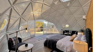 Ένα ή περισσότερα κρεβάτια σε δωμάτιο στο Sublime Glamping Dome in Texas for Memorable Vacations in Burnet
