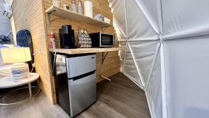 Η κουζίνα ή μικρή κουζίνα στο Sublime Glamping Dome in Texas for Memorable Vacations in Burnet