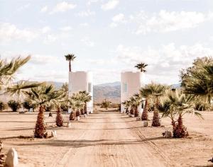约书亚树Unique Joshua Tree Glamping Retreat with Pool Ideal for Adventurous Getaways in California的相册照片