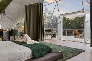 Ένα ή περισσότερα κρεβάτια σε δωμάτιο στο Luxury Glamping Retreat in Texas, Dome Rental for Perfect Nature Escapes