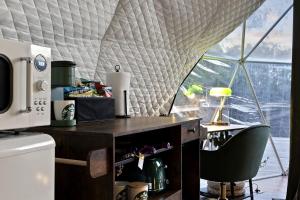 Η κουζίνα ή μικρή κουζίνα στο Luxury Glamping Retreat in Texas, Dome Rental for Perfect Nature Escapes