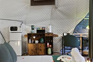 Η κουζίνα ή μικρή κουζίνα στο Luxury Glamping Retreat in Texas, Dome Rental for Perfect Nature Escapes +12 φωτογραφίες