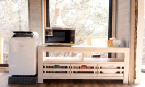 Una cocina o cocineta en Fully-Equipped Safari Tent Rental in Burnet for Luxury Glamping in Texas