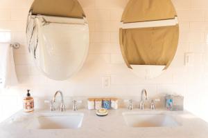 Un baño de Fully-Equipped Safari Tent Rental in Burnet for Luxury Glamping in Texas