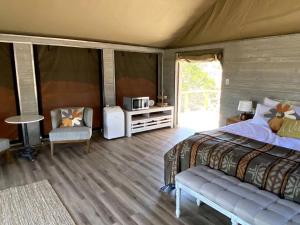 Una cama o camas en una habitación de Fully-Equipped Safari Tent Rental in Burnet for Luxury Glamping in Texas