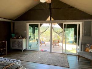 Galería fotográfica de Fully-Equipped Safari Tent Rental in Burnet for Luxury Glamping in Texas en Marble Falls 32 fotos más