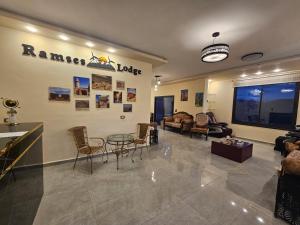 Posezení v ubytování Ramses Tafilah Lodge نزل رمسيس الطفيلة
