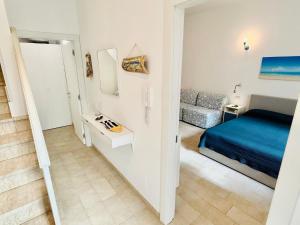 La casa di Tina a due passi dal centro في باكينو: غرفة صغيرة بها سرير وغرفة بها أريكة +51 صورة