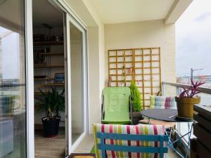 un balcon avec une table, des chaises et une fenêtre dans l'établissement Casa Botanica, à Angers