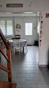 comedor con mesa, mesa y sillas en Bienvenue, en Marly