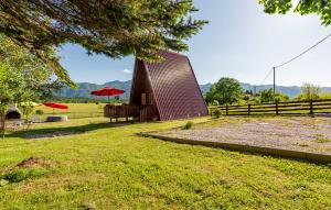 RadučAzra的田野里挂着红色遮阳伞的小楼