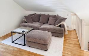 Posezení v ubytování 3 Bedroom Awesome Home In Borrby