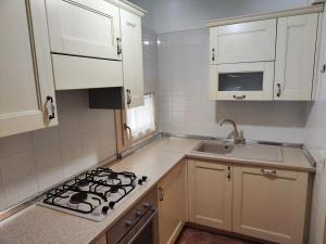 a small kitchen with a stove and a sink at Casa Garibaldi in Laterza