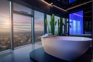 Zdjęcie z galerii obiektu 30th+ Floor Apartments in Sky Tower we Wrocławiu