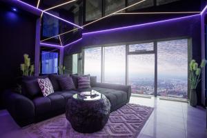 Część wypoczynkowa w obiekcie 30th+ Floor Apartments in Sky Tower