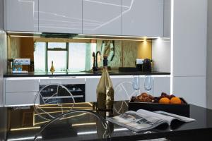 Kuchnia lub aneks kuchenny w obiekcie 30th+ Floor Apartments in Sky Tower