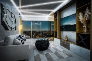 Część wypoczynkowa w obiekcie 30th+ Floor Apartments in Sky Tower