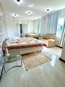 ミゲウ・ペレイラにあるCasa espaçosa prox Centro Mini academia e 1 king sizeのベッドとリビングルームのある寝室