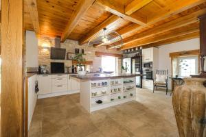 Η κουζίνα ή μικρή κουζίνα στο Villa Thun - Piscine - Maison de caractère au milieu des vignes