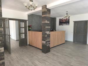 a lobby with a brick pillar in a room at Pensiunea Turistică La Tei in Bistricioara