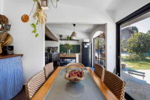 a kitchen with a table with a bowl of fruit on it at Casa Chocolate in Porto
