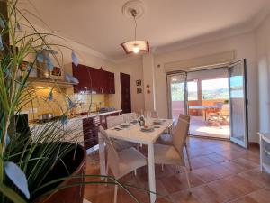 Η κουζίνα ή μικρή κουζίνα στο Villa Baia Smeralda by Holiday World