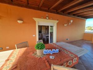 Ένα ή περισσότερα κρεβάτια σε δωμάτιο στο Villa Baia Smeralda by Holiday World +44 φωτογραφίες