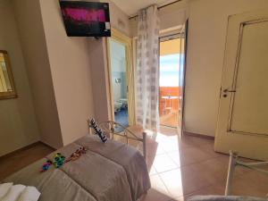 Μια τηλεόραση ή/και κέντρο ψυχαγωγίας στο Villa Baia Smeralda by Holiday World