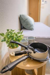 Ένα ή περισσότερα κρεβάτια σε δωμάτιο στο 4min Shinjuku by sub Cozy Mini Room