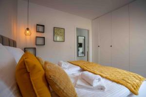 a bedroom with a bed with towels on it at Daj Sobie Spokój - WIDOK 800mnpm OGRÓDEK in Szklarska Poręba