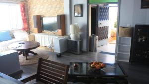 TV a/nebo společenská místnost v ubytování Villa avec piscine, vue mer et coucher de soleil Tanger