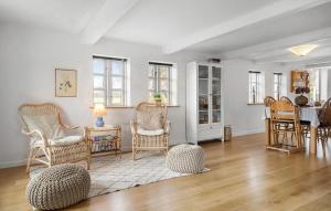 Χώρος καθιστικού στο Cozy Home In Asaa With Wifi
