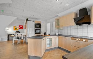 Kuchyň nebo kuchyňský kout v ubytování Cozy Apartment In Varde With Wifi