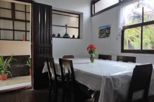 Casa Seibel في كويتزالتنانغو: غرفة طعام مع طاولة بيضاء وكراسي