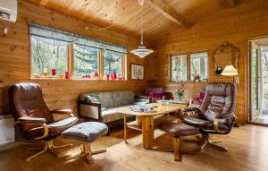 a dining room with a table and chairs in a cabin at 3 Bedroom Stunning Home In Spøttrup in Spottrup