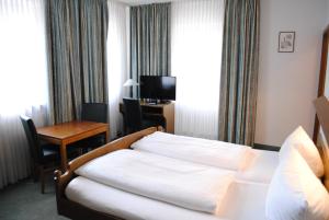 Postel nebo postele na pokoji v ubytování Hotel & Café Göller