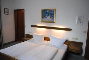 Postel nebo postele na pokoji v ubytování Hotel & Café Göller