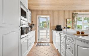 Η κουζίνα ή μικρή κουζίνα στο Lovely Home In Fanø With Sauna