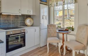 Dapur atau dapur kecil di Nice Home In Ulricehamn With Wifi