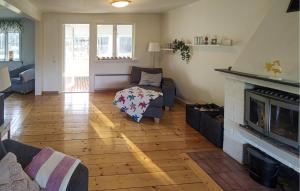 Una sala de estar con un sofá y una chimenea. en Lovely Home In Ljungby, en Ljungby