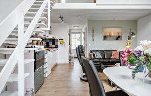 Η κουζίνα ή μικρή κουζίνα στο Amazing Home In Vestervig With Sauna