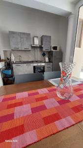 un jarrón sentado sobre una mesa en una cocina en Casa vacanza Salento, en Aradeo