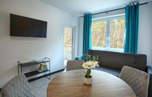 ein Wohnzimmer mit Tisch und Couch in der Unterkunft 1 Bedroom Amazing Apartment In Debina in Debina