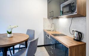 eine Küche mit Tisch und Arbeitsplatte in der Unterkunft 1 Bedroom Amazing Apartment In Debina in Debina