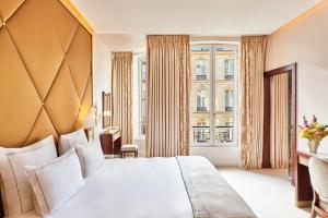 Postel nebo postele na pokoji v ubytování Hôtel Barrière Fouquet's Paris + 37 fotografií
